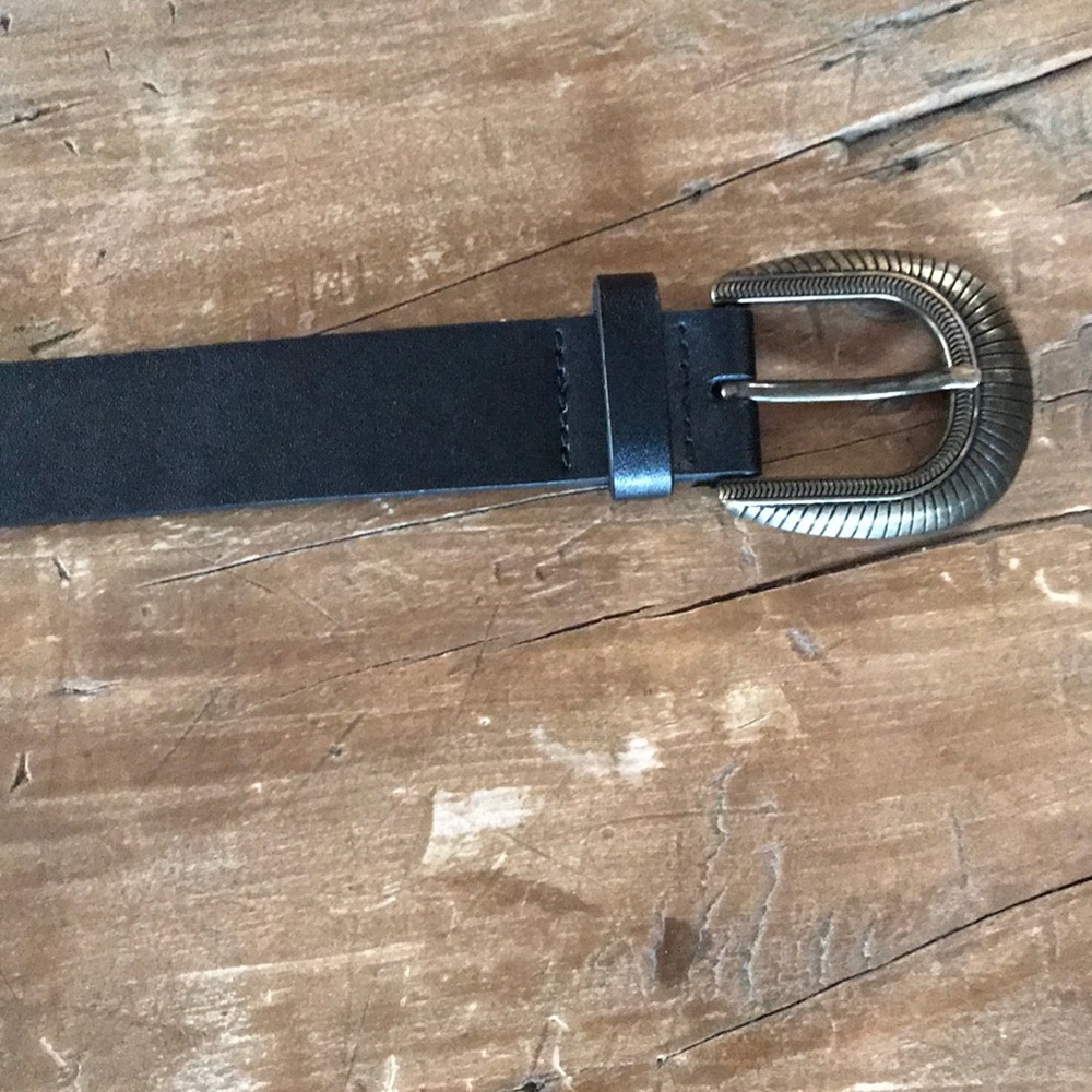 Women’s bonded leather belt. Size M.